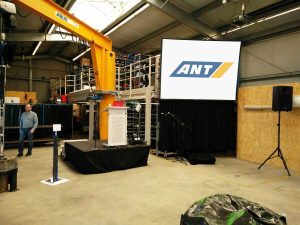 Gain 26 Hellraumleinwand inkl. Podest, Rednerpult, Audioanlage leihen für eine Hausmesse der ANT AG in Lübeck Konferenztechnik Verleih